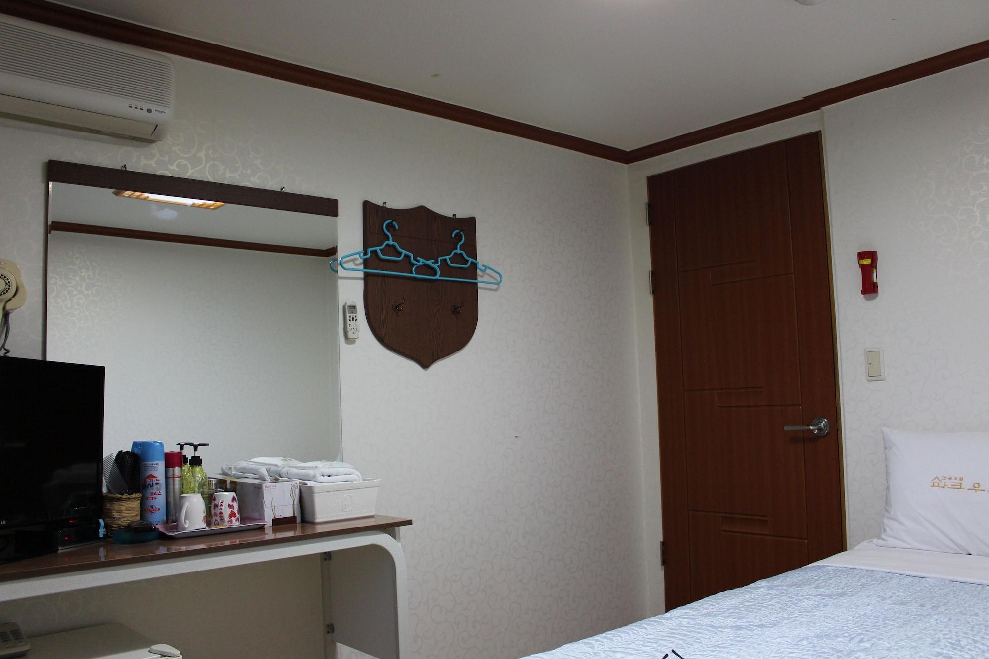 Hotel Parkwood Incheon Airport Екстериор снимка